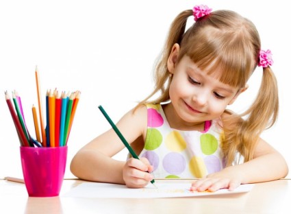 Девочка рисует цветными карандашами