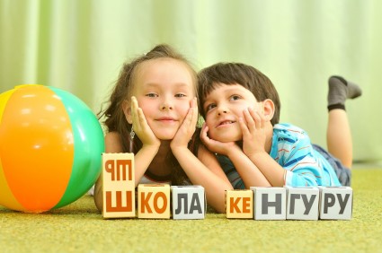 Дети с кубиками Зайцева
