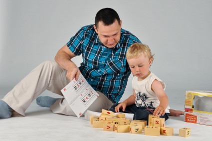 Мужчина с мальчиком играют с кубиками