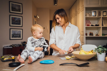 Женщина и маленький ребёнок на кухне
