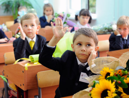 Дети с цветами за партами
