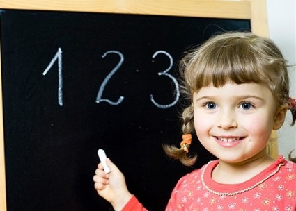 Девочка у доски, написаны цифры 1,2,3