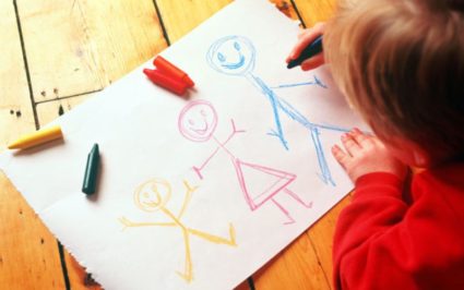 Ребёнок рисует семью