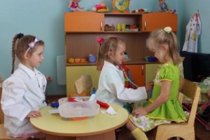 3 девочки играют в больницу