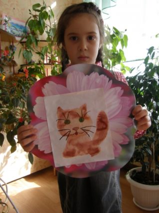 Девочка держит рисунок котёнка в технике по сырому