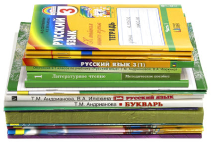 Стопка учебников и тетрадей, сверху — Русский язык-3