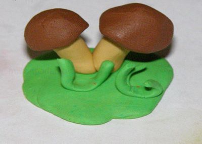 2 коричневых гриба на зелёной поляне
