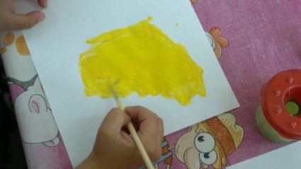 Ребенок из средней группы рисует бабочку