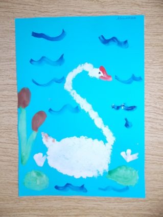 Белый лебедь на синем фоне — детский рисунок