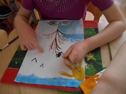 Девочка рисует птичек
