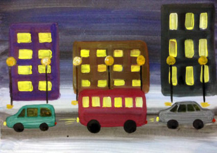Рисунок «Автобус на улице вечернего города»: небо, дорога, здания с жёлтыми окнами, на дороге автобус и два авто; фонари вдоль дороги