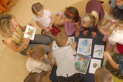 Занятия по развитию речи (дети рассматривают с воспитателем изображения птиц)