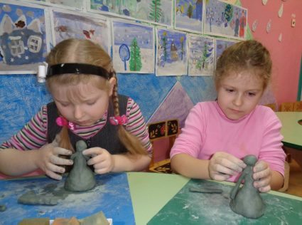 Две девочки делают поделки из глины