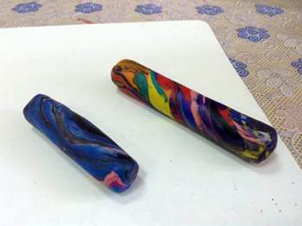 Два цилиндра из разноцветного пластилина