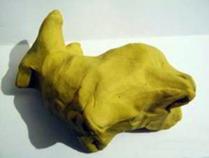 Комок жёлтого пластилина с небольшими выступами