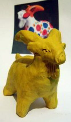 Игрушка-козлик из жёлтого пластилина с прорисованными глазками и бородкой