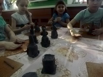 Дошкольники лепят поделки барынь из глины