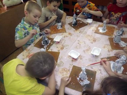 Дети окрашивают поделки гуашью
