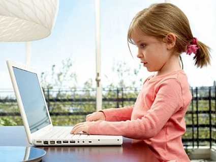 девочка за компьютером, ребенок и компьютер