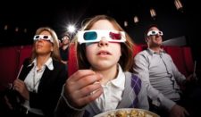 ребенок в кинотеатре, ребенок в 3D очках