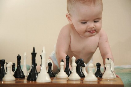 малыш играет в шахматы