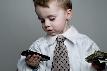 Мальчик в галстуке с телефоном и деньгами