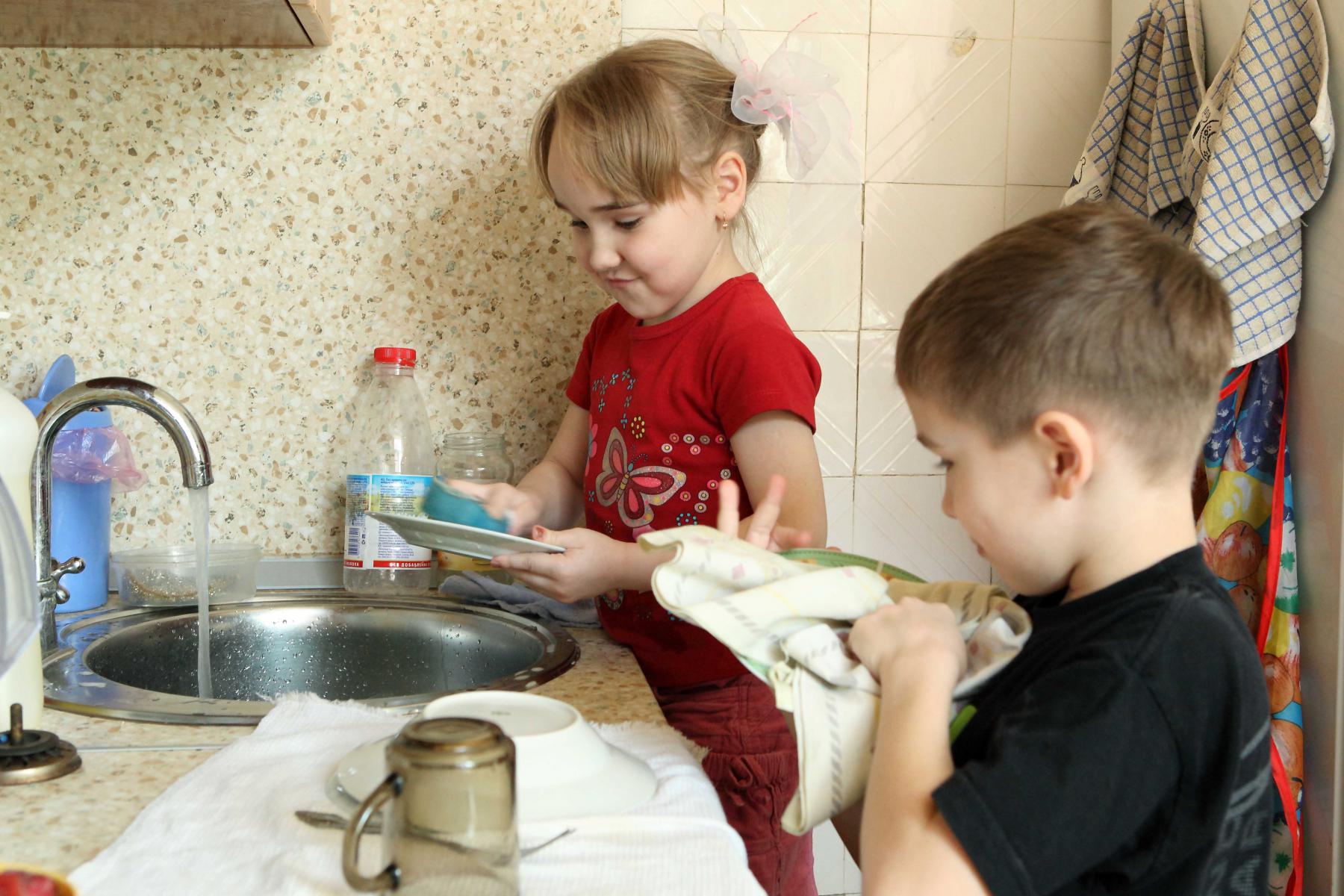 Домашний труд младшая группа. Дети помогают родителям. Помогать маме по дому. Помогать родителям. Помогаем маме.