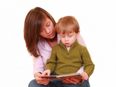 Ребёнок с мамой читает книгу