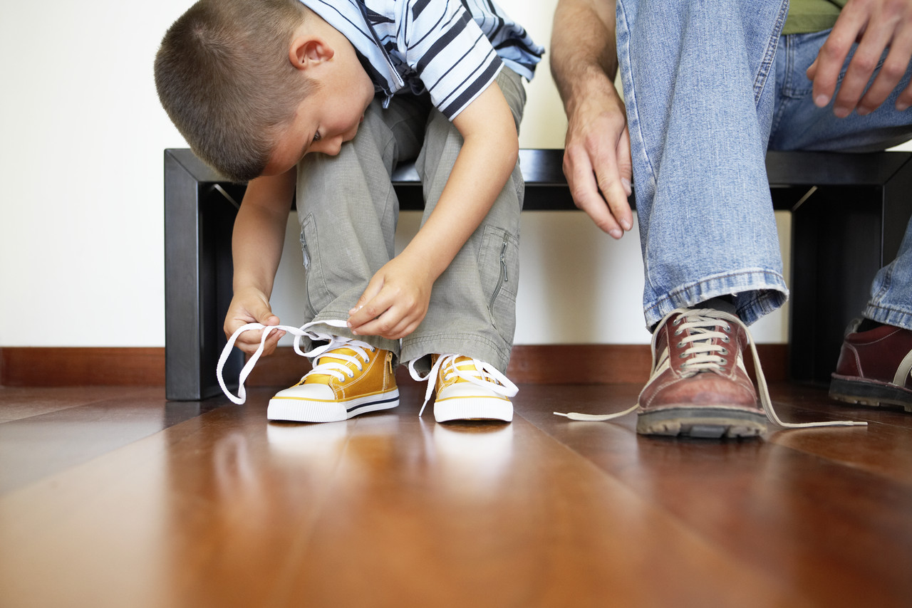 Как научить ребёнка завязывать шнурки