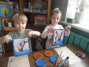 Дети рисуют деревья