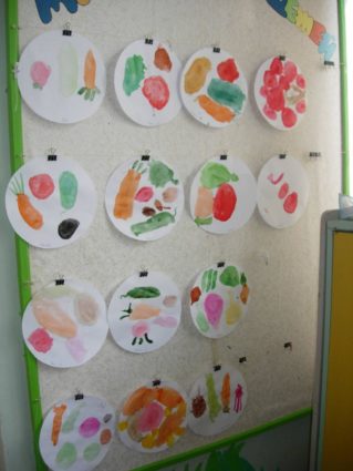 Рисование витамины средняя группа. Рисование овощи в средней группе. Занятие по рисованию в ясельной группе. Средняя группа в детском саду занятия по рисованию. Рисование овощи в младшей группе детского сада.