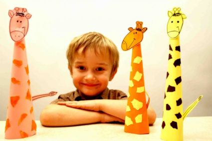 мальчик с бумажными жирафами